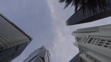 Singapur-11 Nisan 2015: 4k, Singapur 'un Finansal Bölgesi, Gündüzleri taksi arabalı gökdelen, şehir merkezindeki iş merkezi için modern yüksek kule