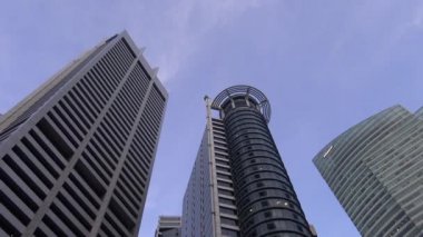 , Singapur-11 Nisan 2015: 4k, Singapur 'un finans bölgesinde modern yüksek kule, şehir merkezindeki gökdelen iş bürosu gündüz Dan