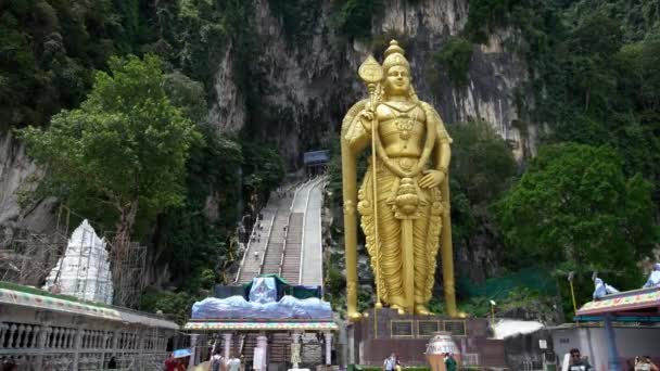 马来西亚吉隆坡 2018年4月13日 游客走上通往马来西亚吉隆坡Batu Caves Hindu Temple的旧楼梯 木鲁甘寺是旅游胜地 — 图库视频影像