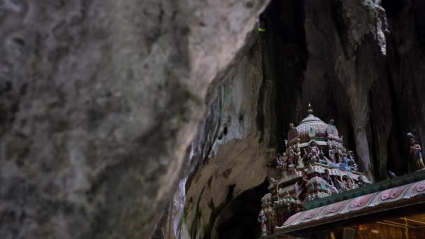 Gammal Skulptur Hinduisk Gud Taket Hinduismens Tempel Inne Batu Grottor — Stockvideo