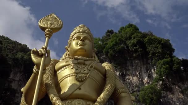 Lord Murugan Staty Vid Ingången Till Batu Grottor Malaysia Kalksten — Stockvideo