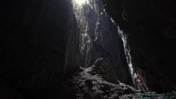 Raios Sol Dentro Bela Caverna Calcário Natural Malásia Luz Feixe — Vídeo de Stock