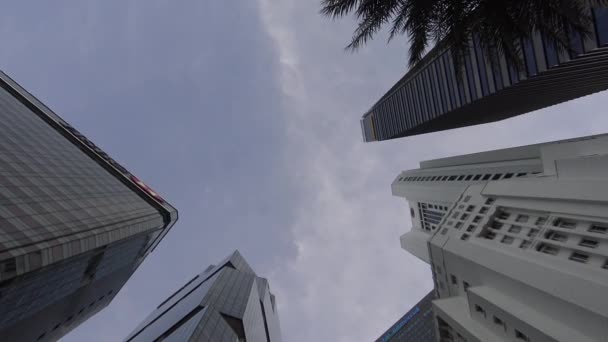 シンガポール2015年4月11日 シンガポール金融街4K タクシーのある超高層ビル1日あたり ビジネスオフィスのための現代的な高層ビル — ストック動画