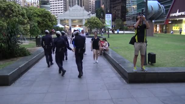 Singapur Kwiecień 2015 Zespół Policjantów Spacerujących Placu Singapuru Wysokimi Budynkami — Wideo stockowe