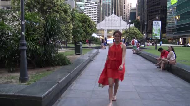 Singapore April 2015 Vacker Asiatisk Kvinna Ler Och Går Torget — Stockvideo