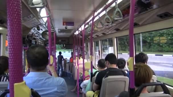 Сінгапур Квітня 2015 Року Внутрішній Інтер Переповненого Сінгапурському Автобусі Пасажири — стокове відео