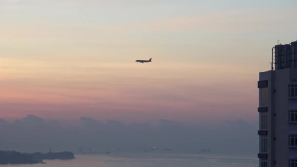 4K从空中俯瞰东海岸公园 飞机在日落中飞行 新加坡 丹有摩天大楼 — 图库视频影像