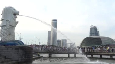 Singapur-11 Nisan 2015: 4k, Singapur merkezi Merlion ve Marina Bay Sands lüks oteli. Merlion, aslan kafası ve balık-Dan vücudu olan efsanevi bir yaratıktır.