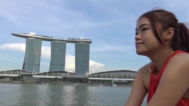 Hermosa Mujer Asiática Mira Marina Bay Sands Hotel Lujo Centro — Vídeos de Stock