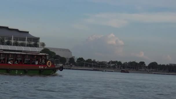 Ein Touristenschiff Auf Der Durchfahrt Marina Bay Sands Zentrum Von — Stockvideo
