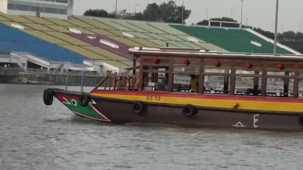 Barco Turístico Que Pasa Través Marina Bay Sands Centro Singapur — Vídeos de Stock