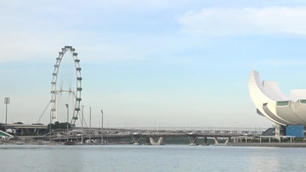 Singapore Flyer Revelando Marina Bay Sands Hotel Luxo Enquanto Navio — Vídeo de Stock