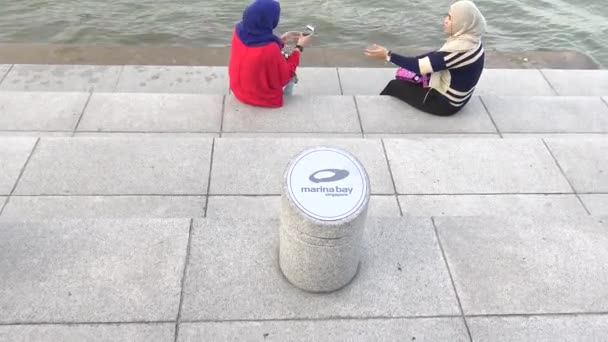 Дві Мусульманки Хутром Сидять Сходах Сендс Затоки Марина Центрі Сінгапуру — стокове відео
