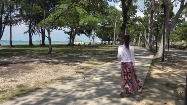 Singapura Abril 2015 Jovem Mulher Asiática Caminhando Longo Parque Costa — Vídeo de Stock