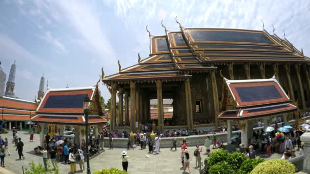バンコク2016年4月4日 4K観光客は タイで最も神聖な仏教寺院であるエメラルド仏の有名な寺院 ワット カイュー コンプレックスを訪問します ワット ラタナ ササダラム — ストック動画