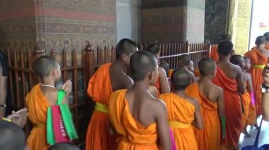 Bangkok, Tayland-04 Nisan 2016: 4K Keşiş grubu Wat Pho 'da namaz kılıyor Buda ya da Wat Po Tapınağı olarak da bilinir, Budist tapınak kompleksi Phra Nakhon İlçesi, Tayland-Dan