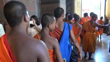 Bangkok, Tayland-04 Nisan 2016: 4K Keşiş grubu Wat Pho 'da namaz kılıyor Buda ya da Wat Po Tapınağı olarak da bilinir, Budist tapınak kompleksi Phra Nakhon İlçesi, Tayland-Dan