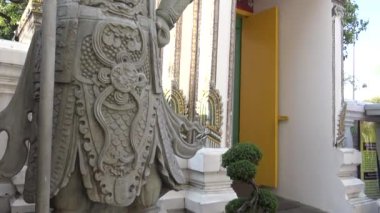 4K Çinli muhafız figürü, Wat Pho 'da mavi gökyüzü olan ve Buda ya da Wat Po Tapınağı olarak da bilinen Tayland-Bangkok' taki Budist tapınağı kompleksi.