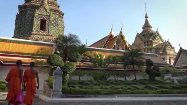 Bangkok, Tayland-04 Nisan 2016: Phra Mondop In Pho yakınlarında yürüyen 4K Genç Keşişleri. Ho trai, Tayland, Bangkok 'taki Budist yazıtlarının bulunduğu küçük bir kütüphane.