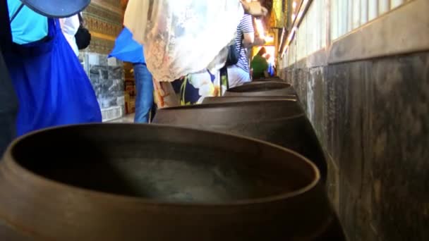 Bangkok Thailand April 2016 Besökare Släpper Mynt 108 Bronsskålar Vid — Stockvideo