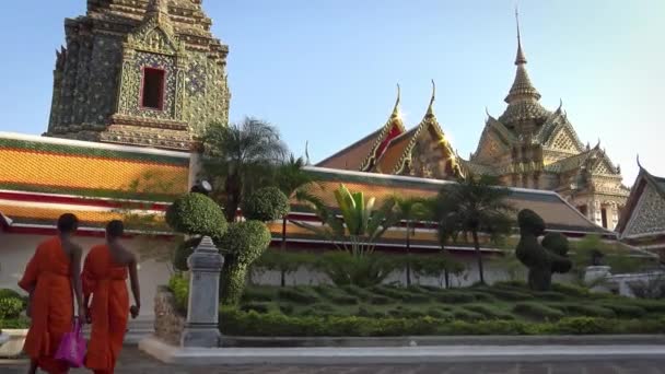 2016年4月4日 4Kワット ポーのプラモンドップ近くを歩く若い僧侶 法灯会 ほうらい バンコクにある仏教経典の小さな図書館を含む聖書館 — ストック動画