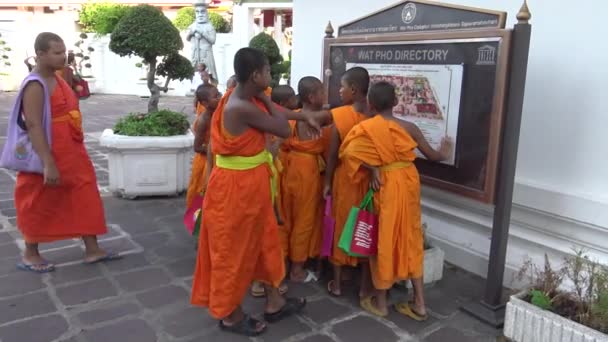 2016年4月4日 泰国曼谷 4K名僧人参观并观看了位于曼谷 丹的佛寺 观音菩萨寺的地图和信号 — 图库视频影像
