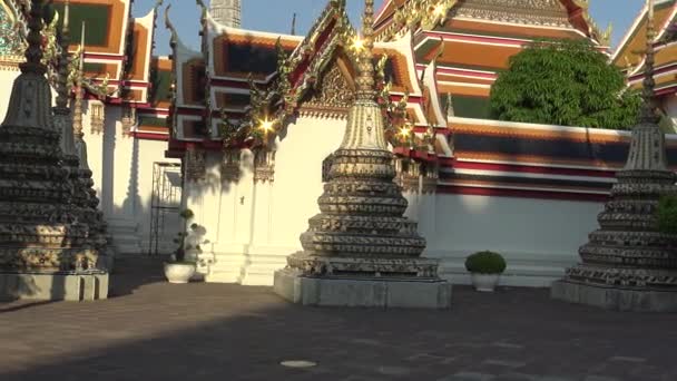 พระเจด ดโพธ างนอกม านของพระราเบ ยงม ดเล กๆมากมาย ทธในกร งเทพฯ ประเทศไทย — วีดีโอสต็อก