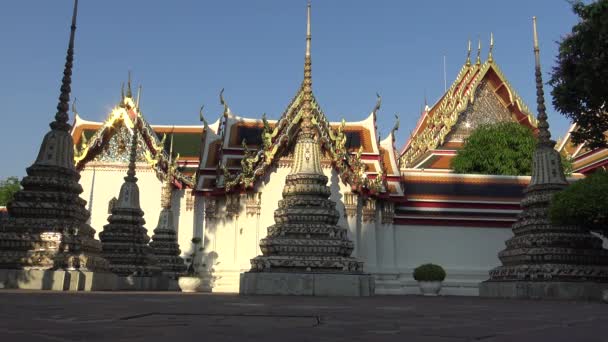Wat Pho的4K Phra Chedi Rai 在Phra Rabiang修道院外 点缀着许多较小的切面 泰国曼谷佛教寺庙 — 图库视频影像