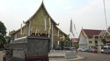 Chiang Mai, Tayland-08 Nisan 2016: 4K Wat Ho Tham veya Wat Chedi Luang 'daki Wat Sukmin, Chiang Mai-Dan' in tarihi merkezinde bulunan Altın Budist tapınağıdır.