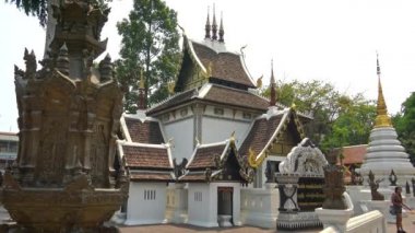 Chiang Mai, Tayland-08 Nisan 2016: Wat Chedi Luang 'ın 4K Şehri sütun mabedi. Sao Inthakin adındaki Lak Mueang 'da kadınlara izin verilmez. Chiang Mai-Dan 'daki tarihi merkezin Budist tapınağı.