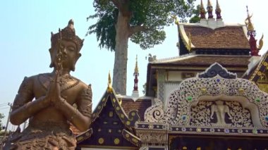 4K Buddha heykeli Wat Chedi Luang tapınağında. Lak Mueang 'da Sao Inthakin adındaki kadınların Chiang Mai-Dan' deki tarihi merkezin Budist tapınağına girmesi yasaktır.