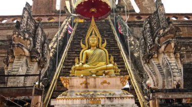 4K Altın Buda heykeli Phra Chao Attarot, 18. küp Buda heykeli Wat Chedi Luang tapınağının dışında, Chiang Mai.-Dan 'in tarihi merkezinde bir Budist tapınağı.