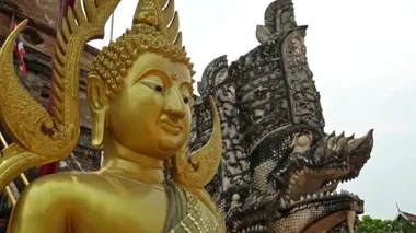 4K Altın Buda heykeli Phra Chao Attarot, 18. küp Buda heykeli Wat Chedi Luang tapınağının dışında, Chiang Mai.-Dan 'in tarihi merkezinde bir Budist tapınağı.