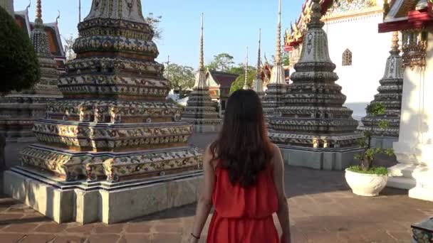 Vacker Thailand Kvinna Orange Klänning Promenader Phra Chedi Rai Wat — Stockvideo