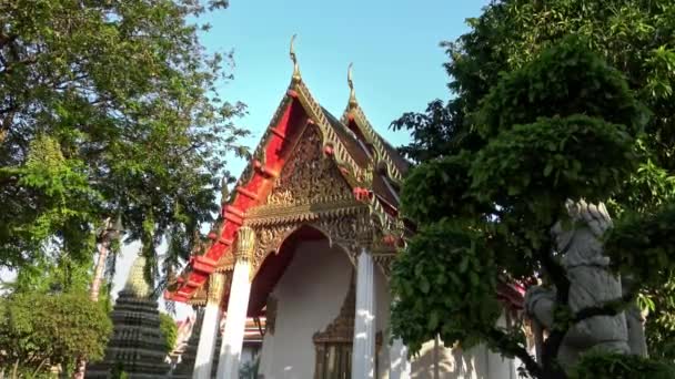 ワット ポーの4Kプラ チェディ プラRabiang回廊の外には多くの小さなスケジュールが点在しています バンコクの仏教寺院 — ストック動画