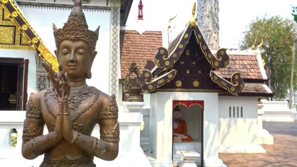 Statue Bouddha Dans Sanctuaire Pilier Ville Près Wat Chedi Luang — Video