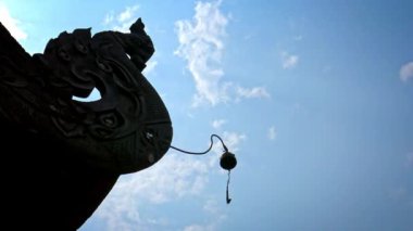 Chiang Mai.Dan 'in tarihi merkezinde, Wat Chedi Luang' daki Budist tapınağının mavi gökyüzü 4K silueti.
