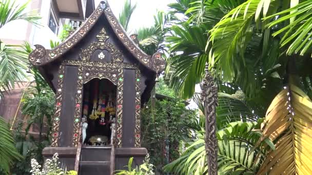 チェンマイタウンの庭にある4K仏教の小祭壇 — ストック動画