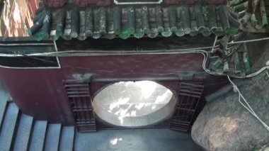 Çin, Macau. Asya 'lı Kadın Turist, Macau' daki en eski tapınak olan A-Ma Tapınağı 'nı ziyaret ediyor. Konfüçyüsçülükten ilham alan tapınak, dua eden Budizm - Dan