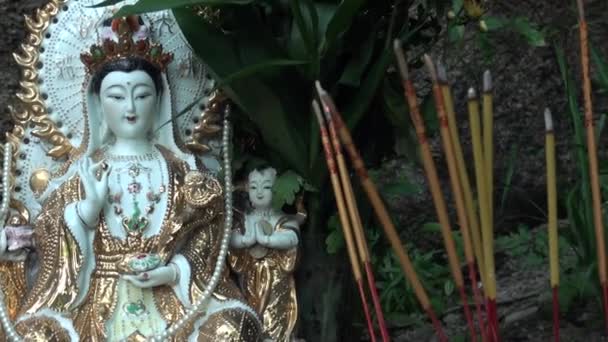 香烛是澳门最古老的寺庙 麻寺的燃烧物 寺庙受儒家思想的启发 与道教佛教一起祈祷 — 图库视频影像
