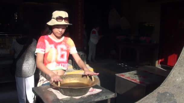 Kina Macao Asiatisk Kvinna Turist Gör Önskningar Temple Den Äldsta — Stockvideo