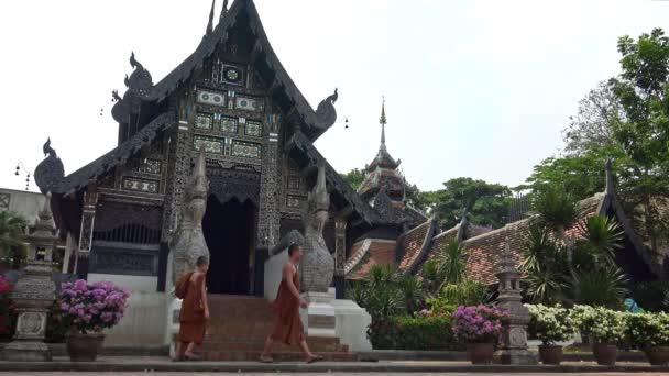 Chiang Mai Thailand April 2016 Boeddhistische Monniken Bidden Boeddhistische Tempel — Stockvideo