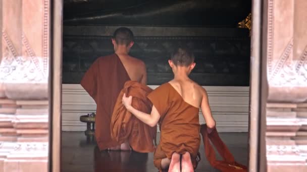 Chiang Mai Thailandia Aprile 2016 Monaci Buddisti Stanno Pregando Tempio — Video Stock