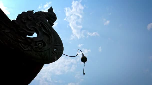清迈历史中心的王其龙佛寺的4K轮廓与蓝天 — 图库视频影像