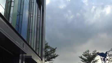 4K güzel ve modern yüksek kule. Taipei 'nin finans bölgesinde bulutlar var. Şehir merkezindeki harika gökdelen iş bürosu.