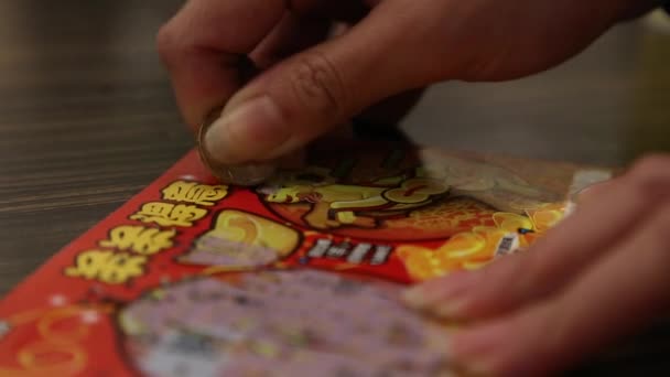 2015年2月28日 台湾台北 亚洲妇女玩中国新年纸屑彩票 靠近点人们喜欢在新的一年里买彩票和玩彩票 这是传统的做法 — 图库视频影像