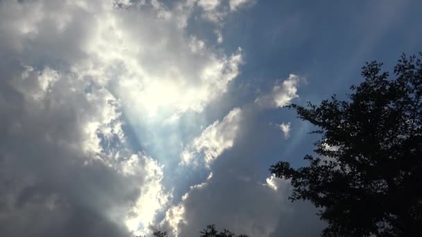 Die Heiße Sonne Scheint Durch Weiße Wolken Den Blauen Himmel — Stockvideo