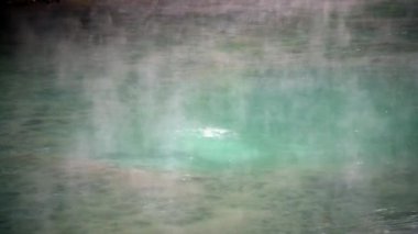 4K, Tayvan 'daki termal kaynaklı kaynar su. Taipei, Beitou 'da sıcak su birikintileri. Pond Flood Gayzer 'ın tepesinde buharlı çamur kaynıyor. Sülfür Kazanı - Dan