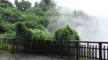 4K, Tayvan 'da büyük bir kaplıcada köpürme. Taipei, Beitou 'da sıcak su birikintileri. Pond Flood Gayzer 'ın tepesinde buharlı çamur kaynıyor. Termal Bahar Dan 'den Sülfür Kazanı