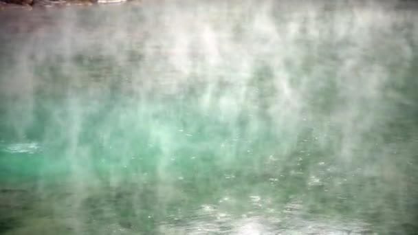 在台湾的一个大温泉里泡泡 台北北头市的一盆热水 蒸汽淤泥在池塘泄水间歇泉顶上沸腾 热泉中的硫大锅 — 图库视频影像